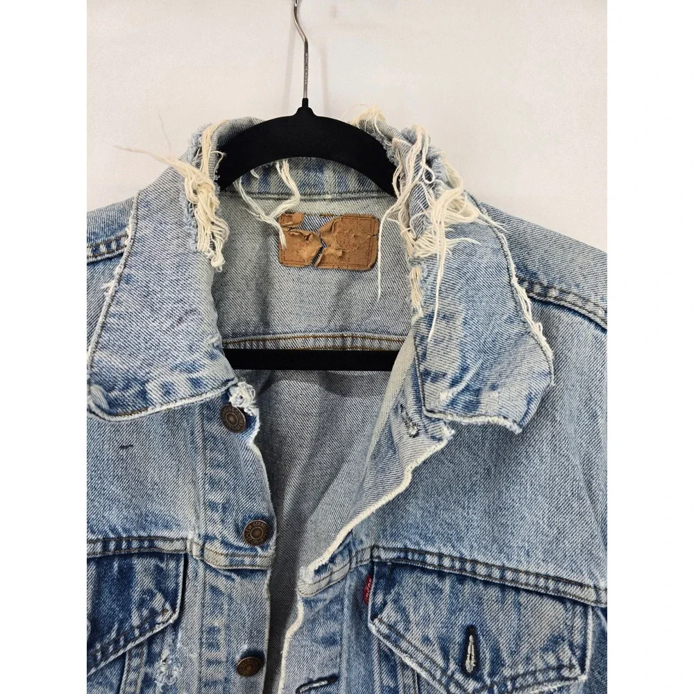 Vintage Levis Denim Trucker Jacket Light Wash Distressed Mens Large 70506-0214 - Picture 3 of 7